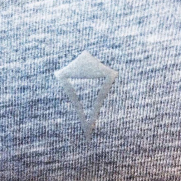 A Ivivva Lululemon never worn athletic top! :) - Picture 3 of 4